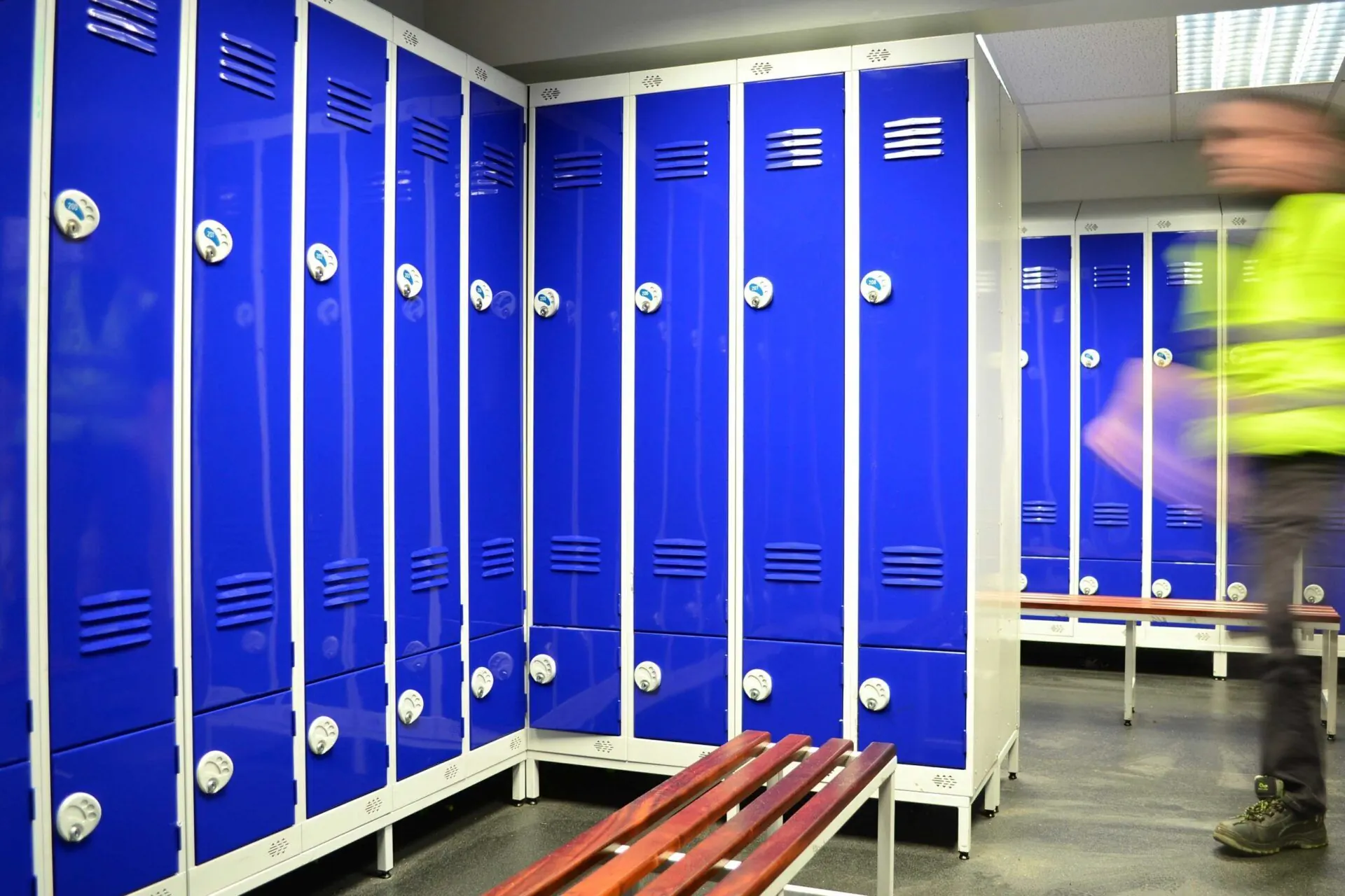 Work changing rooms with modular lockers for the industrial sector