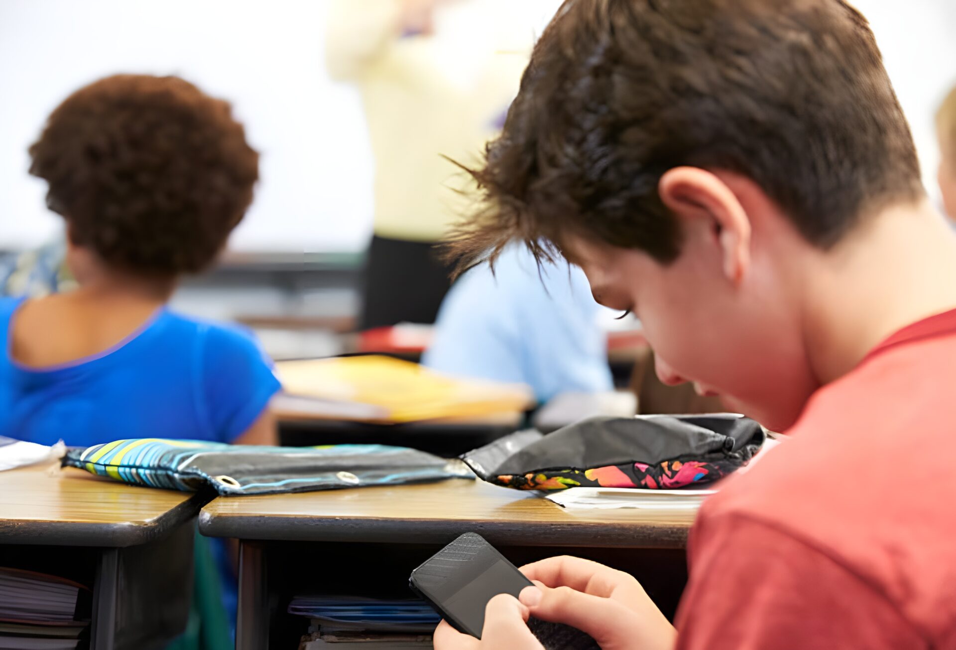 Learning without distractions: lockers to control smartphone use in the classroom