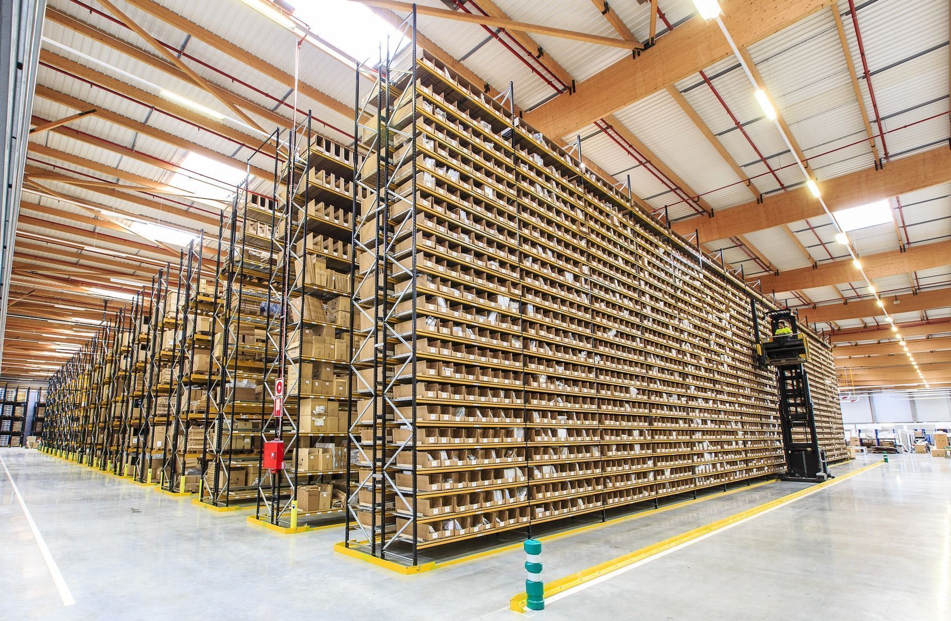 Comment concevoir l’entrepôt de picking adapté pour améliorer l’efficacité de la préparation de commandes