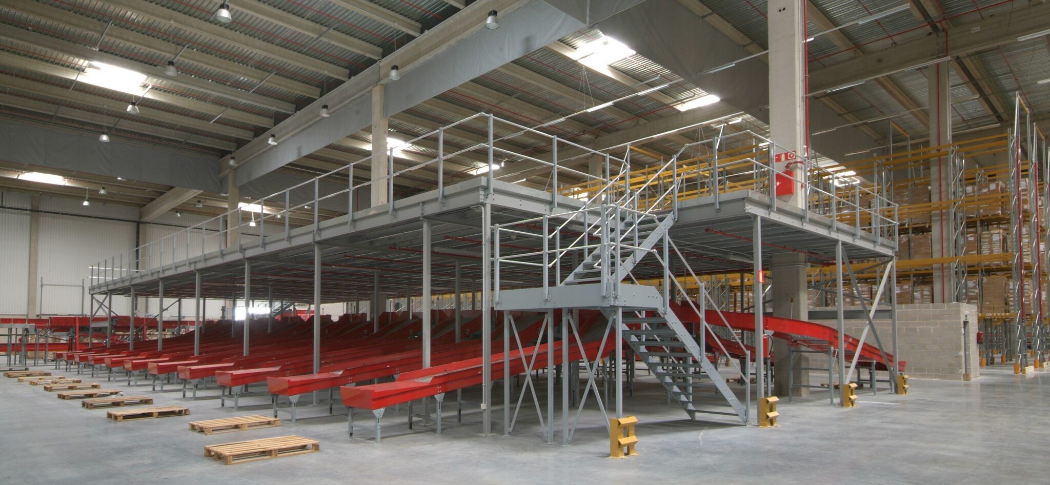 Mezzanines industrielles : usages clés pour optimiser l’espace dans les entrepôts et les usines